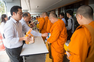 ผู้บริหารและพนักงานในเครือธรรมนิติ ร่วมทำบุญตักบาตร เนื่องในวันสงกรานต์ ๒๕๖๐