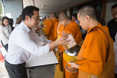 ผู้บริหารและพนักงานในเครือธรรมนิติ ร่วมทำบุญตักบาตร เนื่องในวันสงกรานต์ ๒๕๖๐