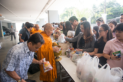 ผู้บริหารและพนักงานในเครือธรรมนิติ ร่วมทำบุญตักบาตร เนื่องในวันสงกรานต์ ๒๕๖๐