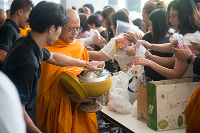 ผู้บริหารและพนักงานในเครือธรรมนิติ ร่วมทำบุญตักบาตร เนื่องในวันสงกรานต์ ๒๕๖๐