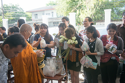 ผู้บริหารและพนักงานในเครือธรรมนิติ ร่วมทำบุญตักบาตร เนื่องในวันสงกรานต์ ๒๕๖๐