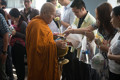 ผู้บริหารและพนักงานในเครือธรรมนิติ ร่วมทำบุญตักบาตร เนื่องในวันสงกรานต์ ๒๕๖๐