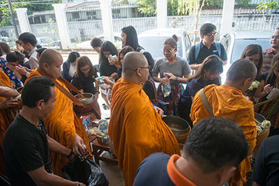 ผู้บริหารและพนักงานในเครือธรรมนิติ ร่วมทำบุญตักบาตร เนื่องในวันสงกรานต์ ๒๕๖๐