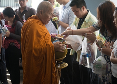 ผู้บริหารและพนักงานในเครือธรรมนิติ ร่วมทำบุญตักบาตร เนื่องในวันสงกรานต์ ๒๕๖๐