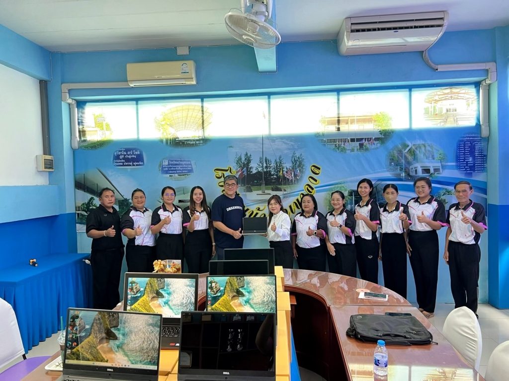 บริษัท สอบบัญชีธรรมนิติ จำกัด มอบเครื่องคอมพิวเตอร์โน้ตบุ๊กเพื่อการศึกษา